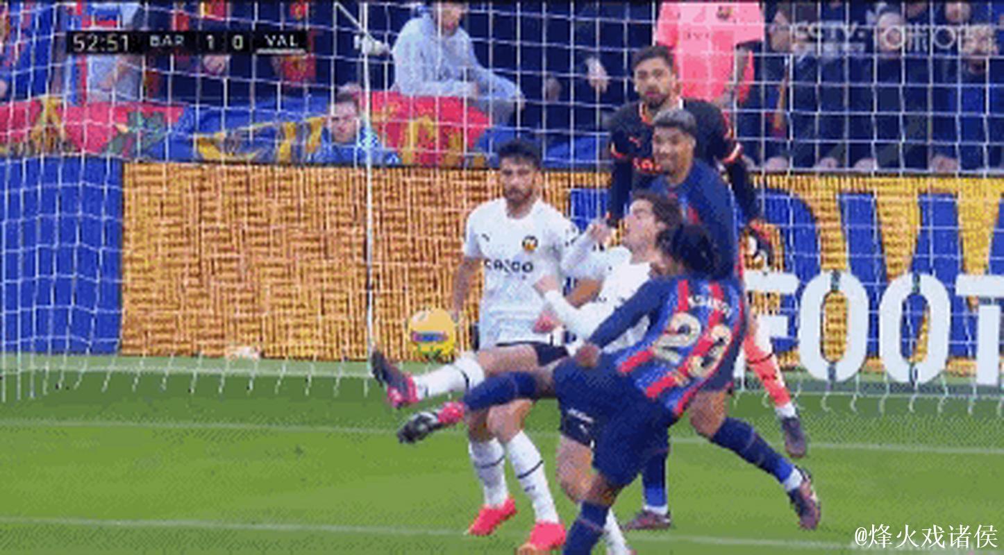 不细看还真看不出来,费兰进球因为拉菲尼亚开角球后越位被吹 不细看还真看不出来,费兰进球因为拉菲尼亚开角球后越位被吹